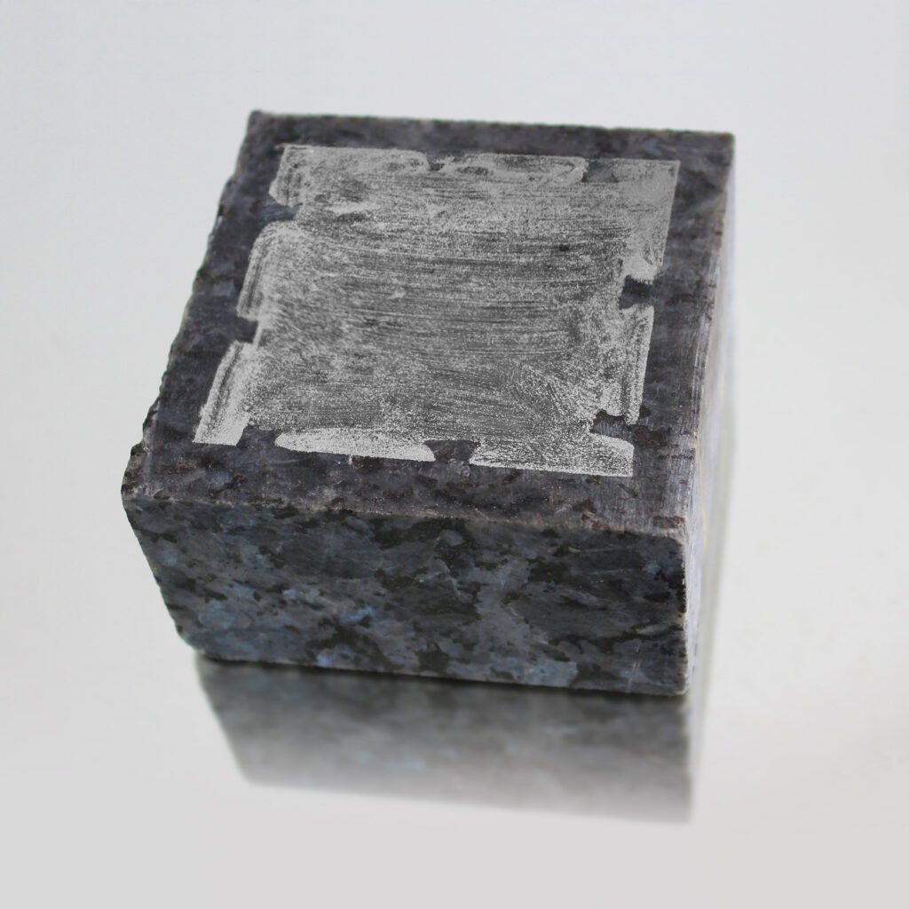 o. Titel, 1996-97, Silberpigment+Acryl auf Granit, 10 x 10 x 5,5 cm