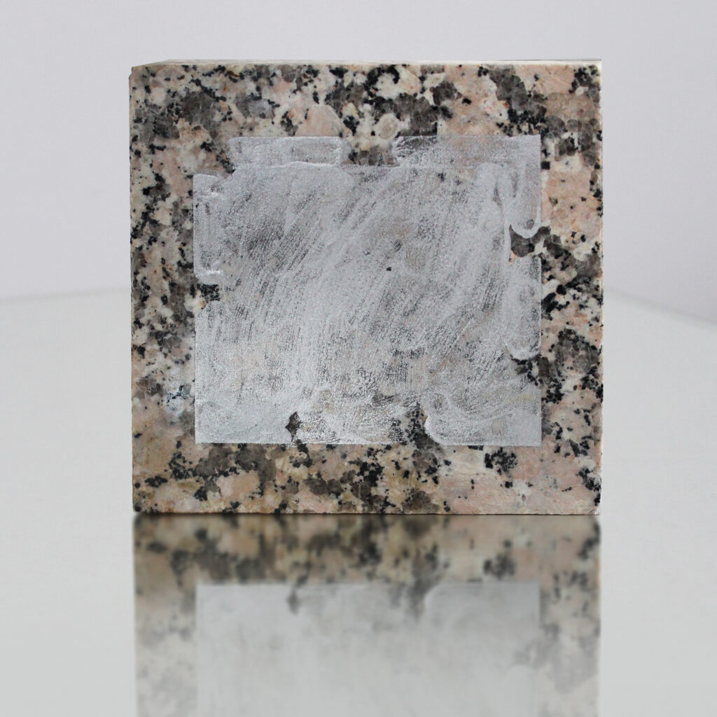 o. Titel, 1996-97, Silberpigment+Acryl auf Granit, 15 x 15 x 5 cm